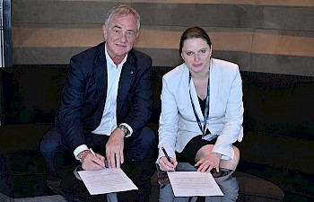 Port of Hamburg and MSC Cruises sign a declaration of intent to use shore power